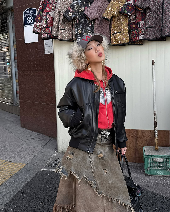 Chợ Gwangjang Hàn Quốc còn bán đồ lưu niệm, vải, quần áo