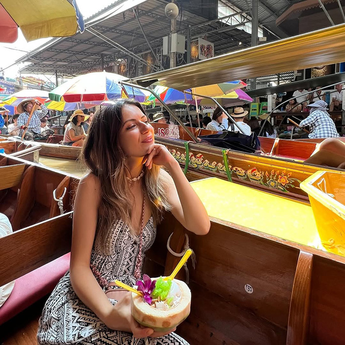 Di chuyển bằng xe Minivan (Xe trung chuyển) đến chợ nổi Damnoen Saduak Thái Lan