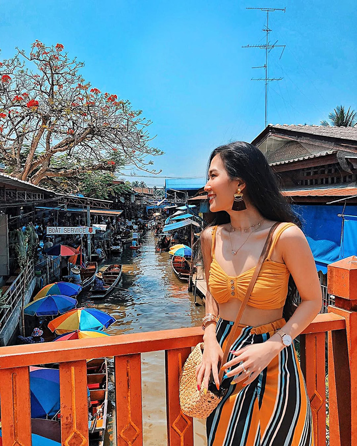 Thưởng thức đặc sản địa phương tại chợ nổi Damnoen Saduak Thái Lan