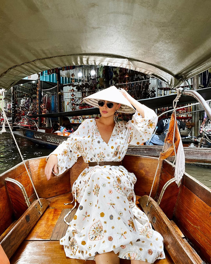 Mua sắm hàng thủ công mỹ nghệ tại chợ nổi Damnoen Saduak Thái Lan