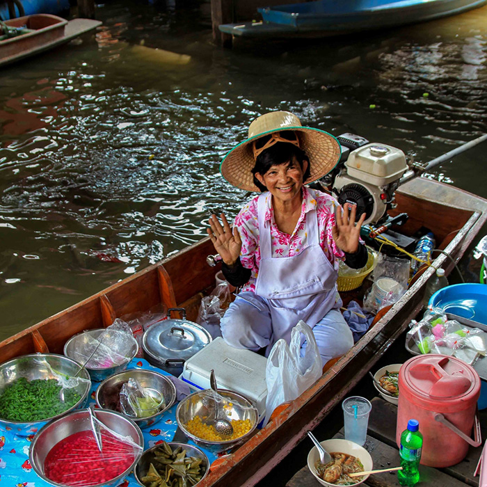 Mùa thu (tháng 9 – tháng 11) tại chợ nổi Damnoen Saduak Thái lan