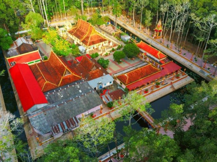 Chùa Âng Trà Vinh nằm trong cụm danh thắng ao Bà Om