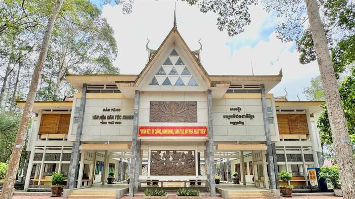 Ao Bà Om nằm cùng cụm di tích với chùa Âng Trà Vinh