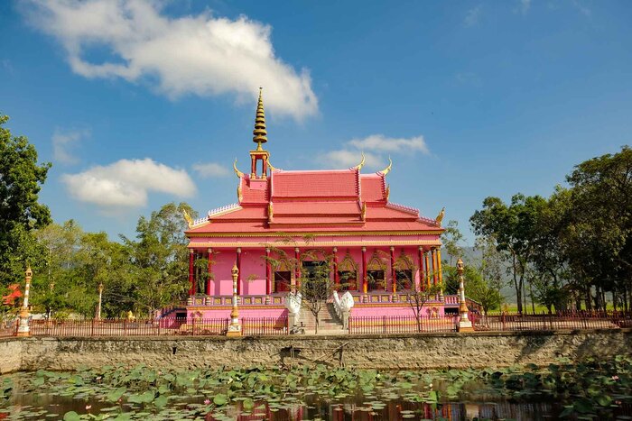 Chùa Hàng Còng An Giang nổi bật với sắc hồng rực rỡ