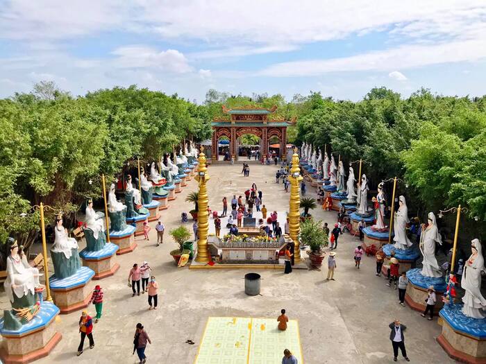 Tham quan vãn cảnh chùa Hưng Thiện Bạc Liêu