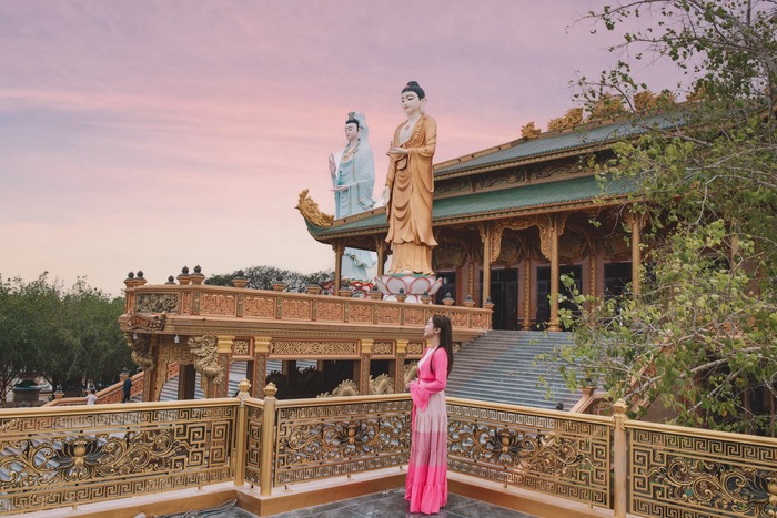 Tham quan vãn cảnh chùa Hưng Thiện Bạc Liêu