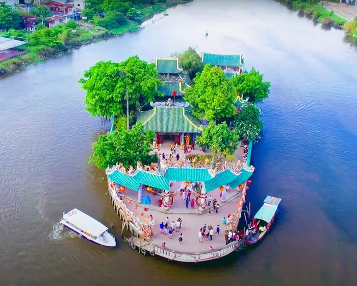 Chùa Miếu Nổi Gò Vấp nằm trên sông Vàm Thuật thơ mộng