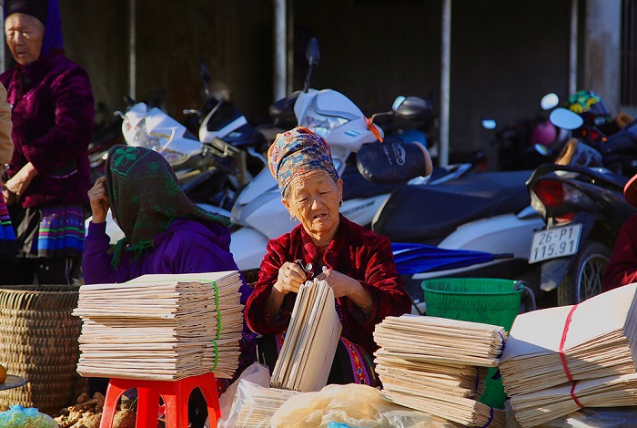 Chợ phiên trong chuyến du lịch Pà Cò Hòa Bình đã trở thành nét độc đáo của nơi đây