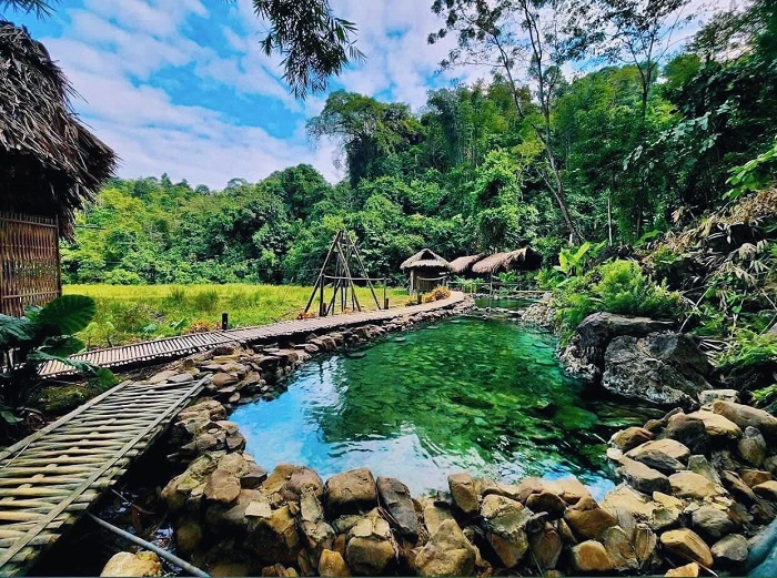 Còn gì bằng việc được ngâm mình sảng khoái trong làn nước ấm nóng khi du lịch Pà Cò Hòa Bình