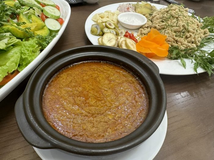 Món gỏi cá mè Bắc Giang được chế biến khá công phu, tỉ mỉ.