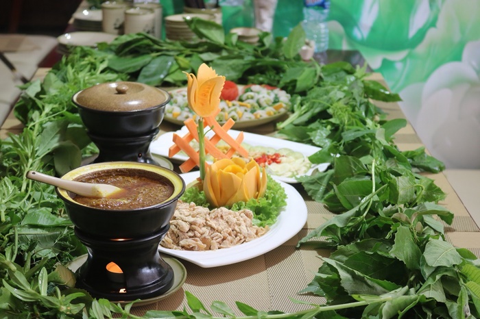 Gỏi cá mè Bắc Giang không chỉ hấp dẫn bởi hương vị mà còn bởi sự cầu kỳ trong chế biến. 