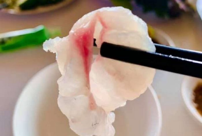 Món gỏi cá mú tắm dừa ta tạo ra một trải nghiệm thưởng thức đầy thú vị.