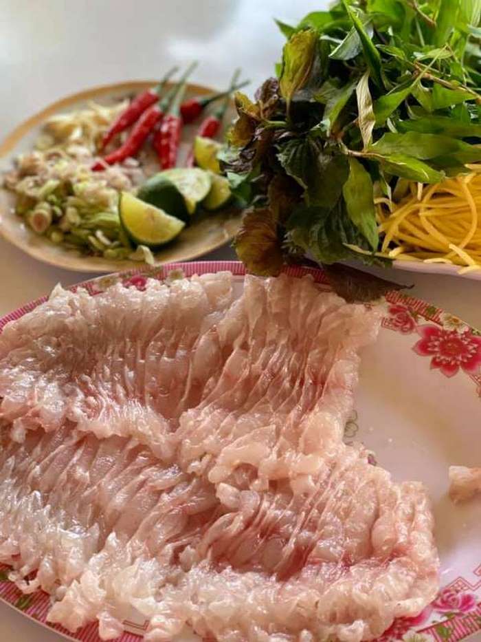 Miếng cá được gói khéo léo trong các loại rau gia vị. 