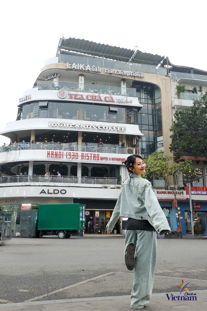 Hàm Cá Mập Hà Nội tọa lạc tại vị trí vàng, ngay kế Hồ Gươm