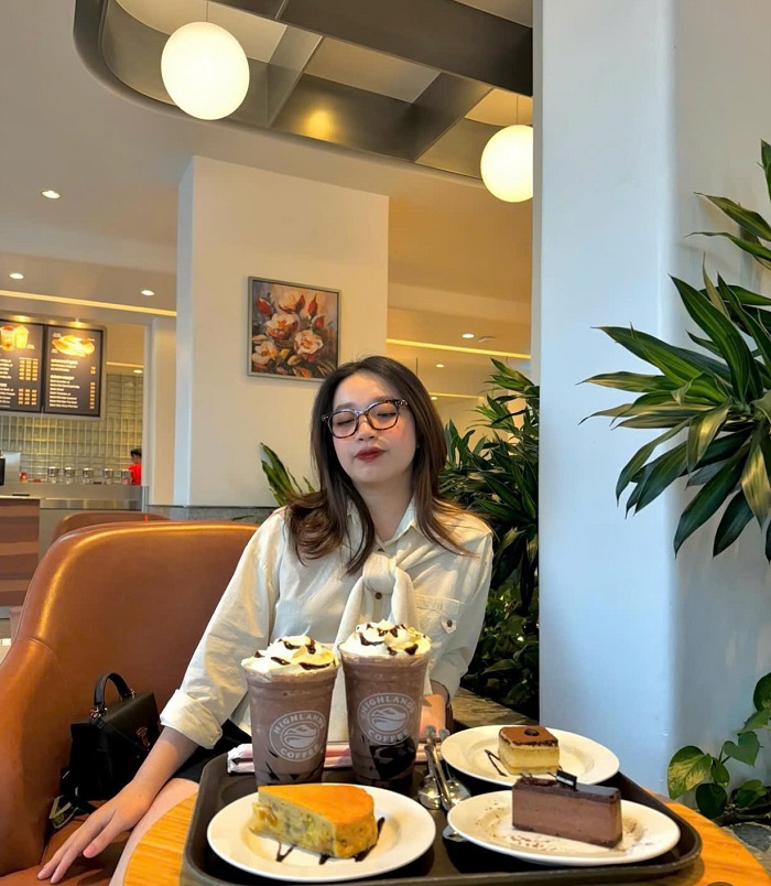 Hàm Cá Mập Hà Nội có nhiều hàng quán thơm ngon cho bạn dừng chân