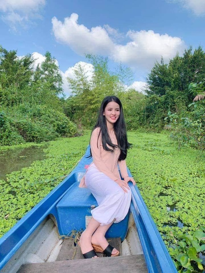 Đi thuyền du ngoạn khu bảo tồn du lịch Lung Ngọc Hoàng Hậu Giang