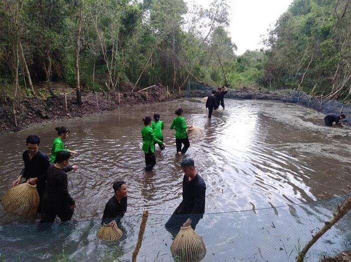 Tham gia các trò chơi dân gian ở khu bảo tồn du lịch Lung Ngọc Hoàng Hậu Giang