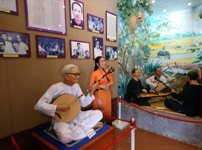 Tham quan khu lưu niệm nhạc sĩ Cao Văn Lầu Bạc Liêu