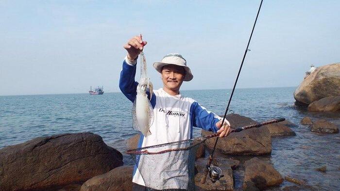 Kinh nghiệm câu mực đêm Phú Quốc – Lựa chọn cần câu mực