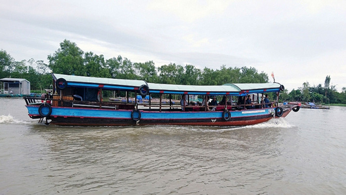 Di chuyển đến làng bánh tráng cù lao Mây Vĩnh Long bằng phà