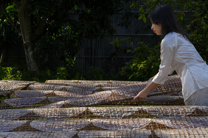 Du khách ghé thăm làng bánh tráng cù lao Mây Vĩnh Long 