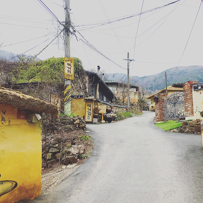 Trải nghiệm những con đường nhỏ uốn quanh tại làng bích họa Mabijeong hàn quốc