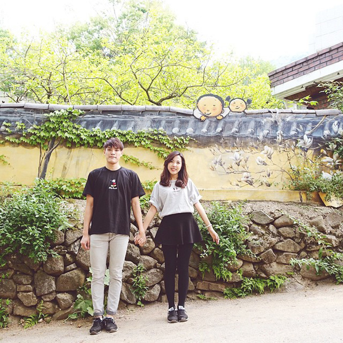 Chụp ảnh check in tại làng bích họa Mabijeong hàn quốc