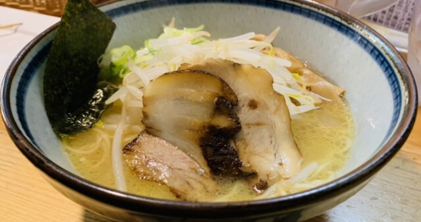 Mì ramen Hida Chuka đặc trưng với nước dùng trong veo.