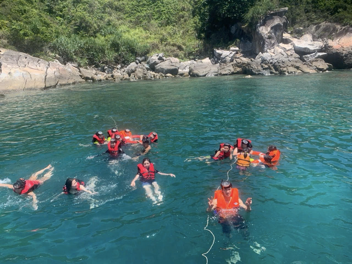 Du khách thỏa sức bôi lội trong làn nước trong xanh của Cù Lao Chàm, tận hưởng không khí mát lành và cảnh sắc thiên nhiên tươi đẹp nơi đây.