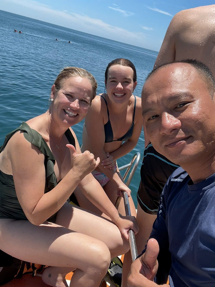 Du khách quốc tế rạng rỡ chuẩn bị cho hành trình khám phá nét đẹp thiên nhiên độc đáo tại Cù Lao Chàm