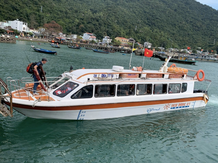 Những chiếc du thuyền trên làn nước xanh của Cù Lao Chàm tạo nên khung cảnh yên bình và chờ đợi những trải nghiệm mới mẻ của khách du lịch.