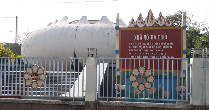 Tham quan nhà mồ Ba Chúc An Giang