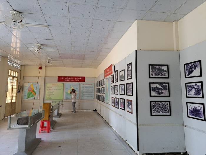 Tham quan nhà mồ Ba Chúc An Giang