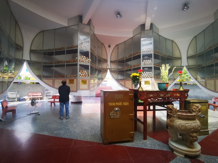 Tham quan nhà mồ Ba Chúc An Giang