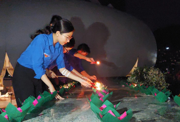 Tham quan nhà mồ Ba Chúc An Giang