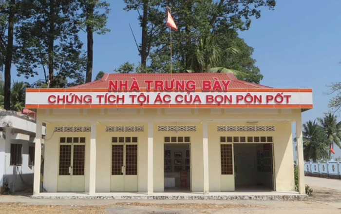 Tham quan nhà mồ Ba Chúc An Giang