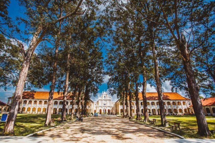 nhà thờ Làng Sông lối vào