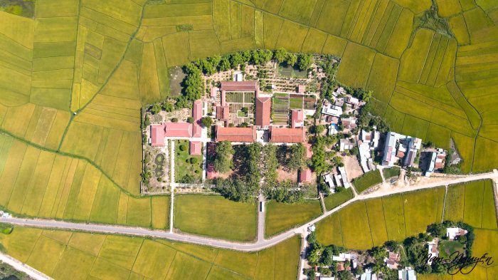 nhà thờ Làng Sông từ trên cao 