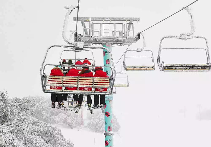 Đi cáp treo lên đỉnh núi tuyết Mount Buller Úc