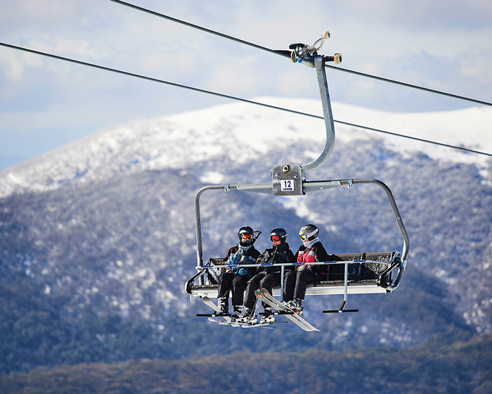 Đi cáp treo lên đỉnh núi tuyết Mount Buller Úc