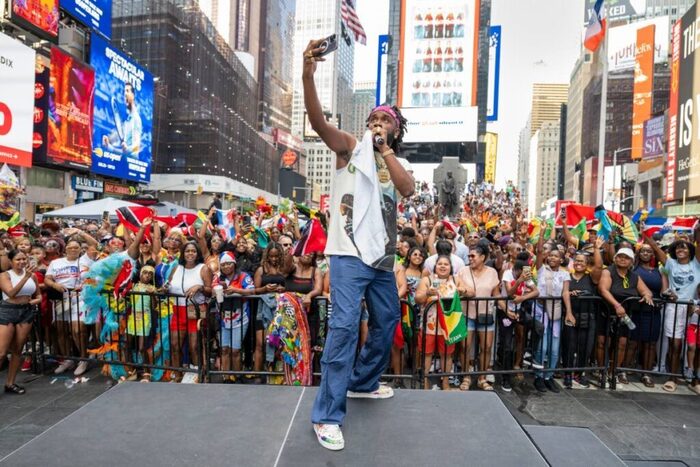 Xem các buổi biểu diễn đường phố ở quảng trường thời đại Mỹ