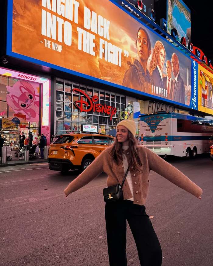 Xem nhạc kịch, hòa nhạc ở quảng trường thời đại Mỹ