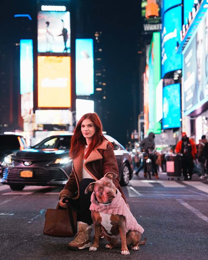 Bạn nên ghé thăm quảng trường thời đại Mỹ vào buổi tối