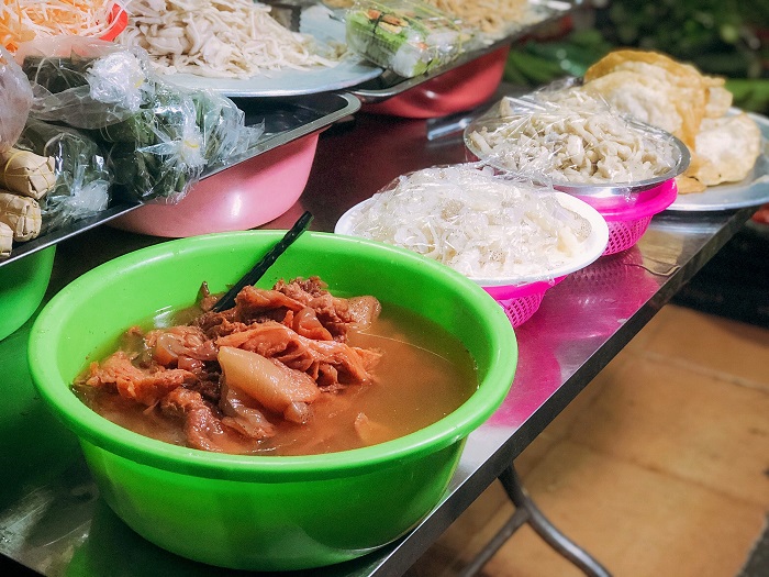 Với mức giá bình dân hơn, quán sứa đỏ trong chợ An Dương cũng là điểm thu hút thực khách đến trải nghiệm. 