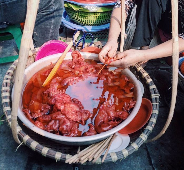 Sứa đỏ chấm bỗng Hải Phòng có cách chế biến công phu, đòi hỏi sự tỉ mỉ và khéo léo