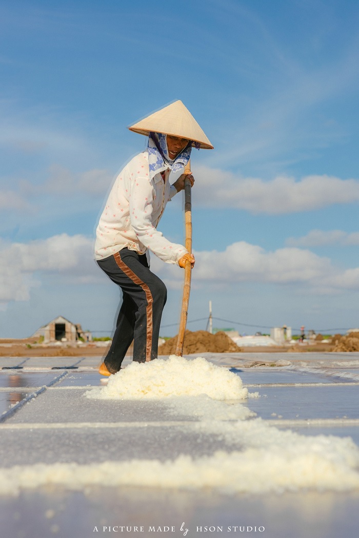 Ghé thăm cánh đồng muối Bạch Long tìm hiểu đời sống diêm dân cũng thú vị không kém tháp Phổ Minh Nam Định