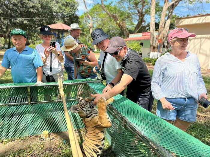 Tham quan khu động vật ở trại rắn Đồng Tâm Tiền Giang 