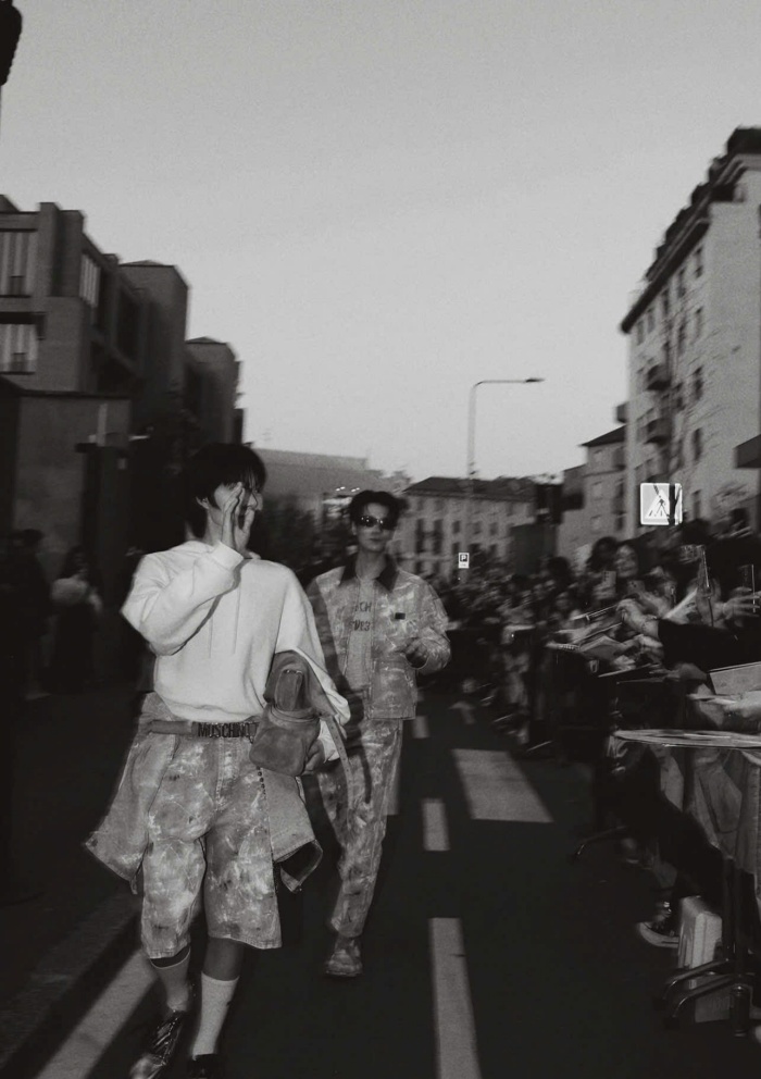 Các thiết kế từ Moschino mang màu sắc phá cách, pha trộn yếu tố nghệ thuật và streetwear, phù hợp với không khí sáng tạo của Milan Fashion Week. Tổng thể, phong cách của cả hai thiên về tính ứng dụng với jacket dáng rộng, quần denim họa tiết, hoodie pastel và phụ kiện tối giản là những item quen thuộc trong street style tại các tuần lễ thời trang lớn.