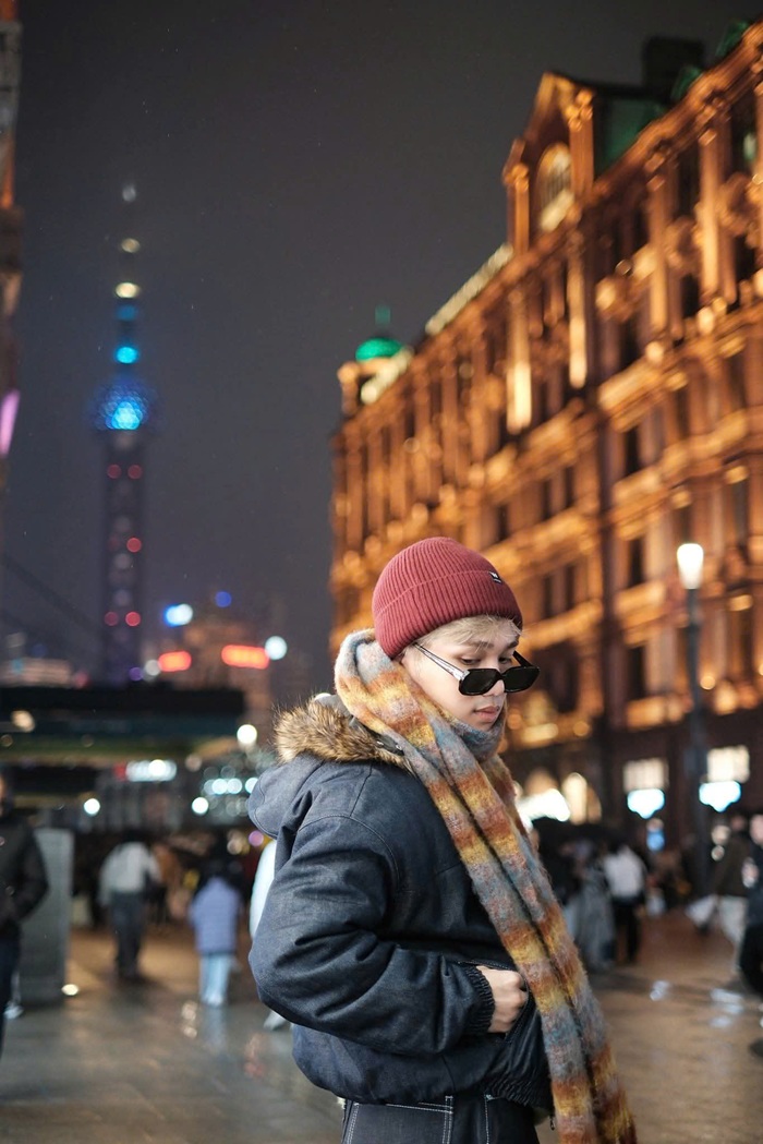 Trong ánh đèn đêm rực rỡ của Thượng Hải, Captain Boy xuất hiện với phong thái hiphop, phía sau là skyline lung linh. Ảnh: FBNV