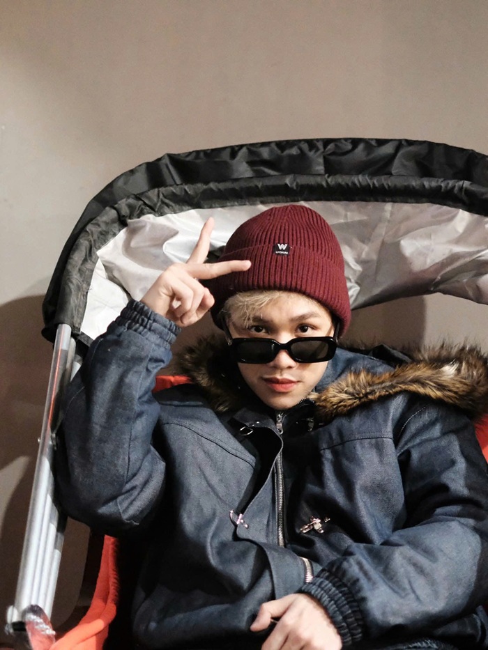 Ở góc chụp cận, Captain Boy tương tác trực diện với ống kính, nhấn mạnh phong cách streetwear và thần thái tự tin của nghệ sĩ Gen Z. Ảnh: FBNV